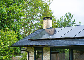 Vis daugiau lietuvių elektrą gaminasi patys: kas lėmė saulės elektrinių šuolį?