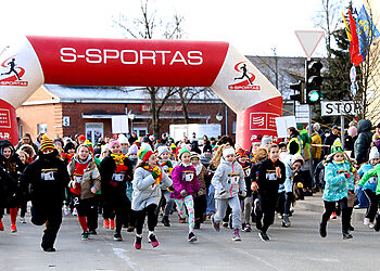 Devintajame Vasario 16-osios bėgime Mažeikiuose – tūkstančiai bėgikų