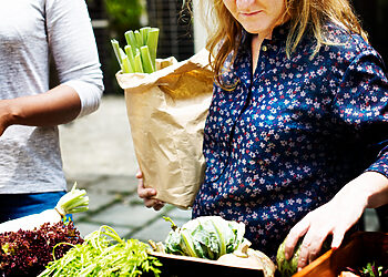 Ekologiškas ir tvarus maistas: kuo skiriasi ir ką pasirinkti?