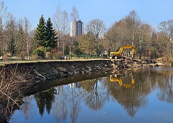 Saugant nuo griūties, tvirtinamas Danės upės šlaitas