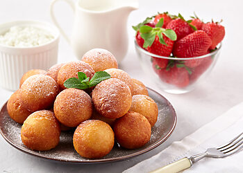 Purios varškės spurgos kaip pas mamą: ruošite Užgavėnėms, bet suvalgysite dar karštas