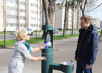 Gyventojų idėja virto realybe – parke Raseiniuose atidaryta geriamojo vandens stotelė