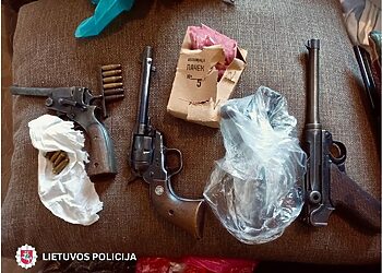 Prieš teismą stos Telšiškis nelegaliai laikęs didelį kiekį ginklų