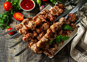 Receptai visam sezonui: 5 šašlykų meistrų kartvelų marinatai, kad mėsa būtų minkšta ir aromatinga