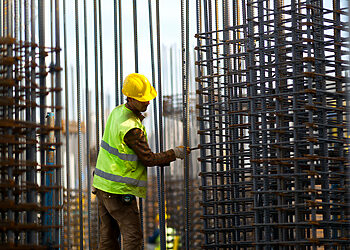 Jurbarko rajone ant dviejų vyrų buvo užkritusi metalinė konstrukcija