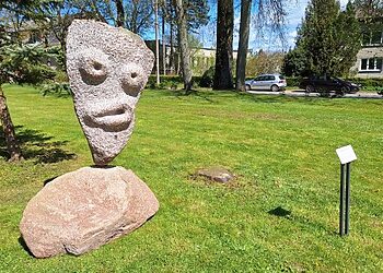 Darbėnų gimnazijos kieme atidengta skulptūra garsiam kraštiečiui atminti