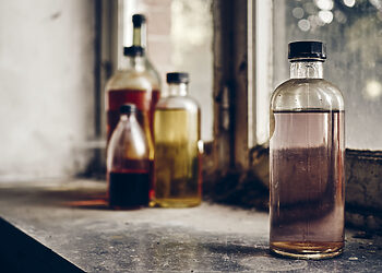 Plungės rajone užkluptas degtindaris sukėlė sprogimą, nukentėjo policininkas