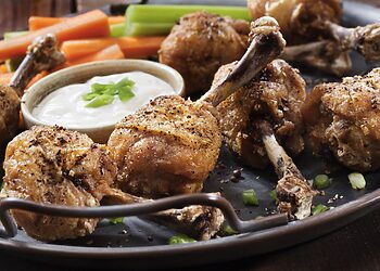 Nustebs net grilio karalius tėtis: taupus, bet pribloškiantis receptas – vištienos blauzdelių „ledinukai“