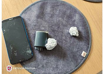 Nuomojamas butas Telšiuose tapo narkotikų tašku: pareigūnai rado kvaišalų, sulaikė du įtariamuosius