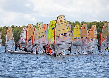 Platelių ežere – dešimtys burlenčių