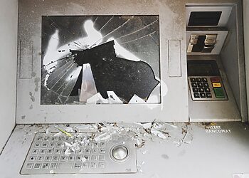 Drąsus išpuolis Kelmėje: naktį susprogdintas bankomatas, policija ieško įtariamųjų