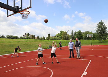Įgyvendinta ariogališkių iniciatyva – kamuoliai sporto aikštelėse prieinami visiems