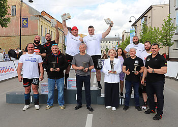 Lietuvos galiūnai stojo į kovą Mažeikiuose: dideli svoriai ir pergalės džiaugsmas