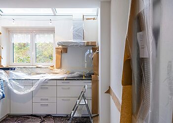 Nematomos būsto remonto grėsmės: kaip išvengti nuostolių ir konfliktų su kaimynais?