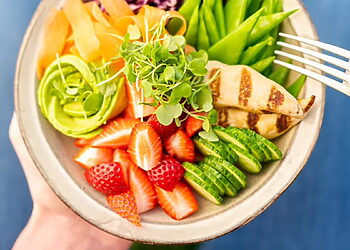 Uogos ne tik desertams – paragavę originalių salotų, jas gaminsite kas savaitę