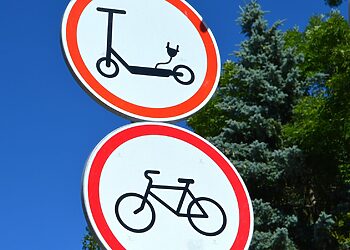 Vasarą dviračiais ir elektriniais paspirtukais J. Basanavičiaus gatvėje judėti draudžiama