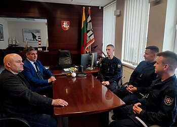 Neringos gelbėtojams talkina Ugniagesių gelbėtojų mokyklos kursantai