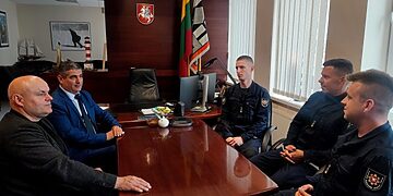 Neringos gelbėtojams talkina Ugniagesių gelbėtojų mokyklos kursantai