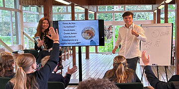 Literatūra gali būti įdomi ir šiuolaikiška Įtraukios literatūrinės edukacijos Palangos miesto moksleiviams su šiuolaikinės literatūros kūrėjais. Pamoka su Rebeka Una | LNB nuotr.