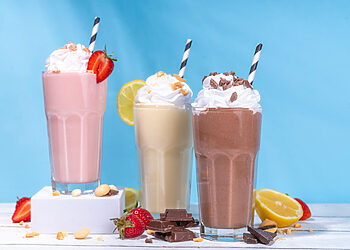 Desertas lyg iš filmo: 5 gudrybės, kaip namuose pasigaminti skaniausią ledų kokteilį