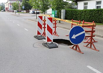 Po liūties Mažeikiuose atsivėrė dvi smegduobės