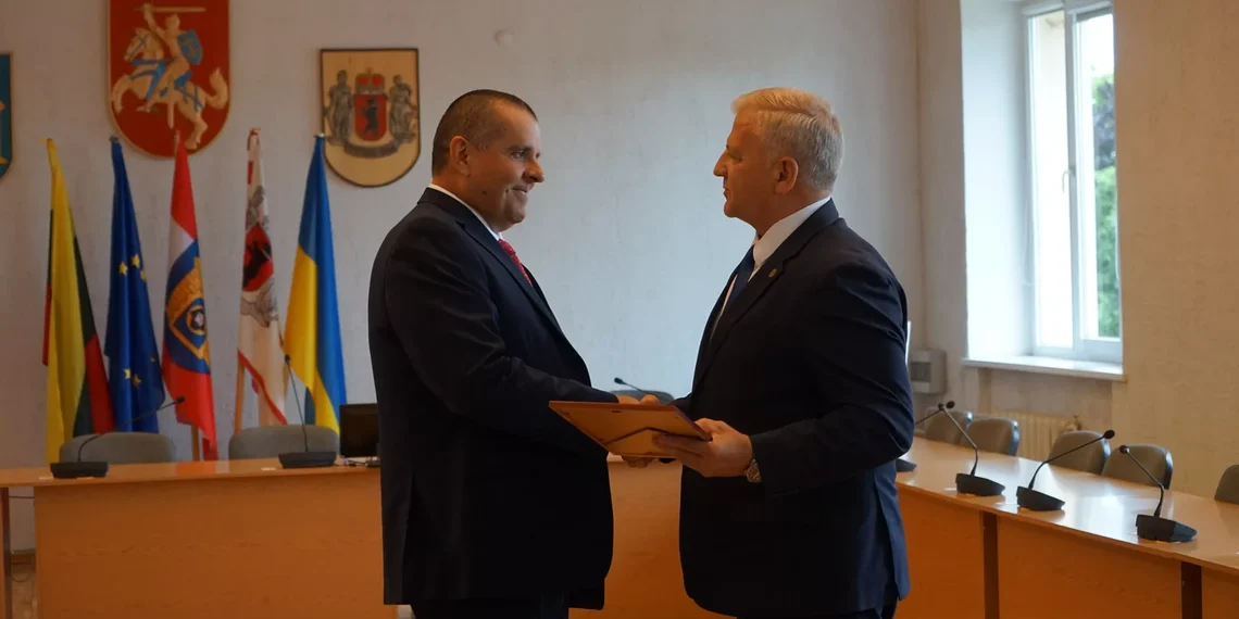 Skuodo rajono garbės ambasadoriaus vardas įteiktas Gintautui Skiudului