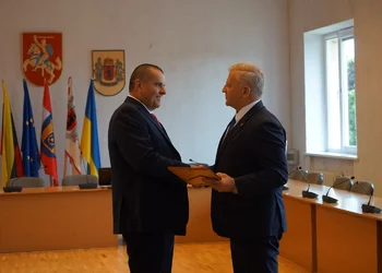 Skuodo rajono garbės ambasadoriaus vardas įteiktas Gintautui Skiudului