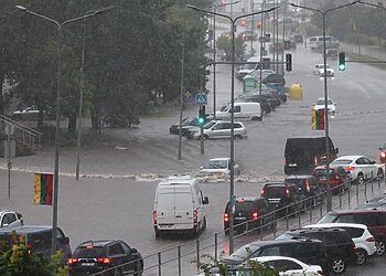 Gausus kritulių kiekis apsėmė Mažeikius – trikdžiai šalinami