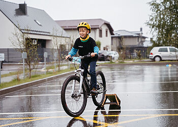 Pirmi vaiko žingsniai su dviračiu – nuo ko pradėti? Trenerės patarimai tėvams