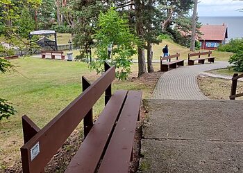 Dovana kurortui: Neringos viešąsias erdves praturtino nauji suoliukai