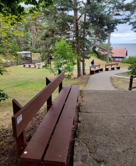 Dovana kurortui: Neringos viešąsias erdves praturtino nauji suoliukai