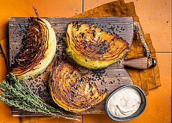 3 madingi kopūstų receptai, kuriuos visada norėjote išbandyti: „balandėliai“ be puodo, „TikTok“ salotos ir grilinti pjausniai