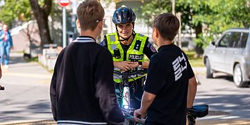 Klaipėdoje – policijos reidas: dėmesys viešajai tvarkai ir nepilnamečiams be šalmų