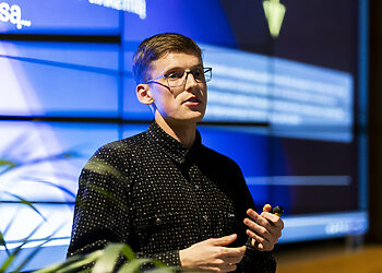 Vis rečiau klausiame Google? Ekspertai paaiškino, kaip pakliūti į dirbtinio intelekto robotų atsakymus