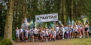 Bėgimas „Išsitaškyk spalvom“ Raseiniuose subūrė šimtus dalyvių