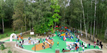 Mažeikiuose atidaryta naujoji vaikų žaidimų aikštelė