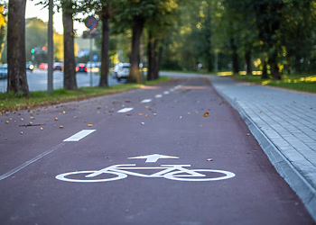 Sausio 15-osios gatvėje – atnaujinti dviračių ir pėsčiųjų takai