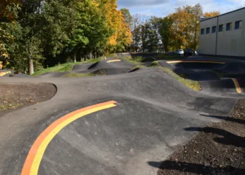 Mėgstantiems ekstremalų važinėjimą  atidaryta velotrasa Plungėje