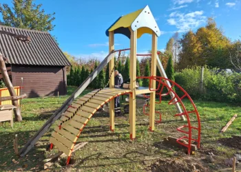 Mažeikių savivaldybės Bugenių kaime – nauja vaikų žaidimų aikštelė