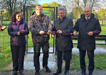 Plungėje atidaryta šunų vedžiojimo ir dresavimo aikštelė „Šunų alėja“
