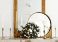 Atskleistos 2025 m. kalėdų dekoro tendencijos: madoje išlieka kaspinai, dekoruokite ir veidrodžiais