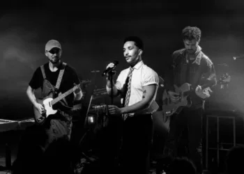 Nepamirštamas balsas iš Amsterdamo atlikėjas Tos aplankys ne vieną miestą