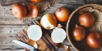 Du patikimi receptai Kūčių stalui: svogūnų blynai bei karamelizuoti svogūnai su grybais