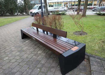 Naujovė Mažeikiuose – pastatyti išmanieji suoliukai