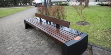 Naujovė Mažeikiuose – pastatyti išmanieji suoliukai