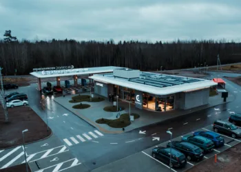 Atidarytas naujas elektromobilių įkrovimo parkas šalia magistralės Vilnius–Klaipėda