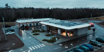 Atidarytas naujas elektromobilių įkrovimo parkas šalia magistralės Vilnius–Klaipėda