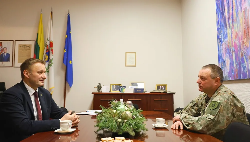 Aviacijos bazės vado vizitas Šiaulių savivaldybėje. V. Lebedžio nuotr.