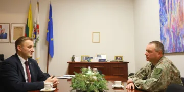 Aviacijos bazės vadas apsilankė Šiaulių miesto savivaldybėje.