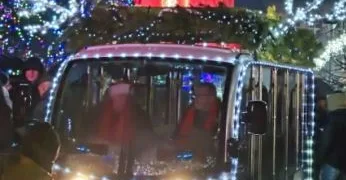 Plungės Kalėdų eglutė sužibo tūkstančiais spalvotų lempučių